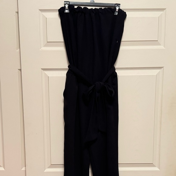 Sleeveless jumpsuit with a belt and pockets - Picture 1 of 4